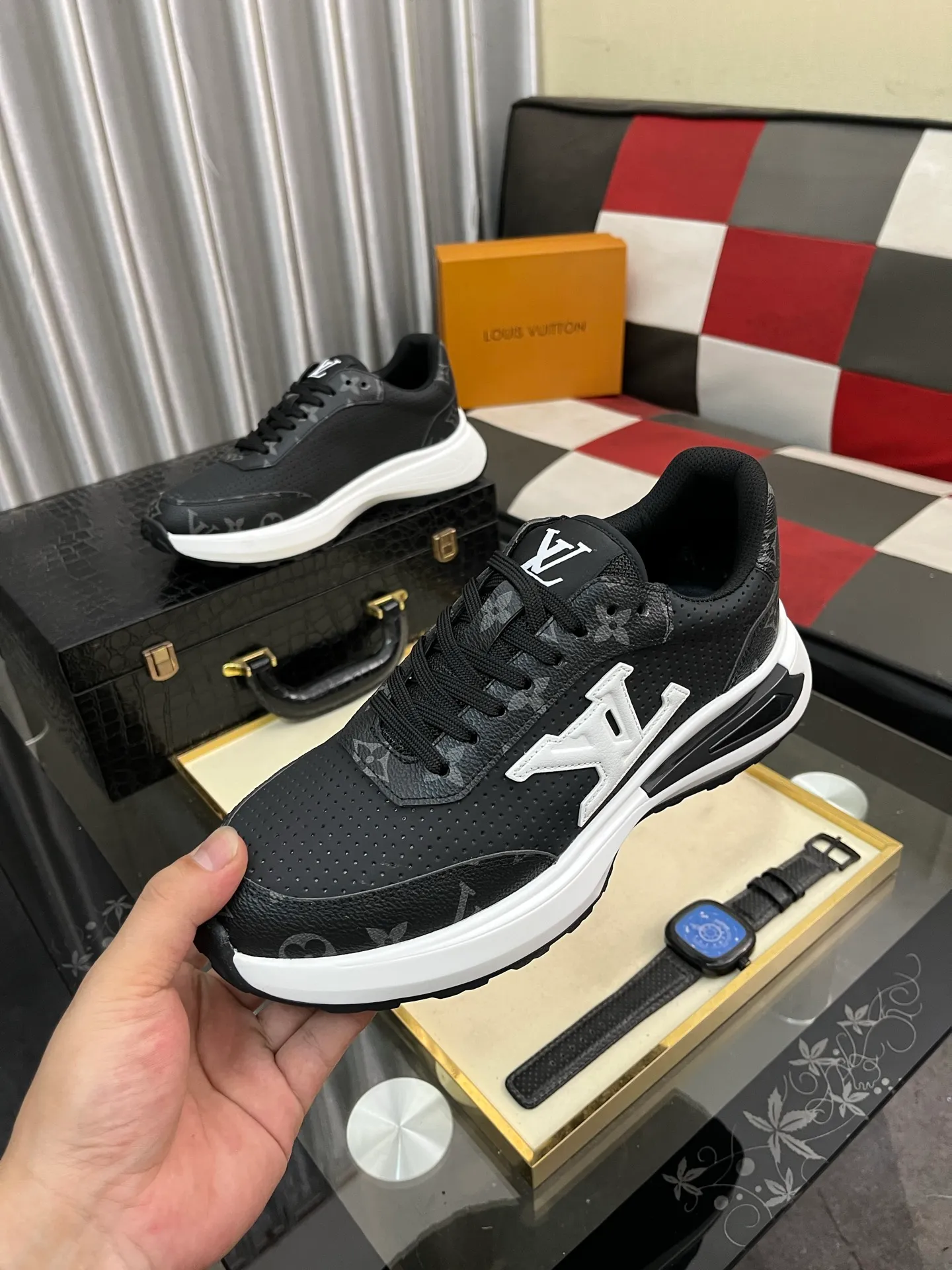 Men's shoes 💰458⌚️⌚️【LOUlS VUlTTON】Louis Vuitton ~ unique and casual style. LV counter purchasing 🏃casual shoes😍😍 Men's 2022 counters are on sale simultaneously, Italian imported brands select first-layer Italian cowhide. 🐑Sheepskin lining (refuses to discolor and rub feet) Sole: Original sole specially provided by the original factory 🎬Better in kind Size number: 38-443️⃣Colors available